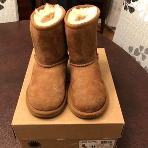 EUC kids UGGs classic in tan size 11